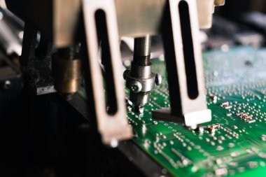 SMD yüzey montajı cihazı, PCB 'nin baskılı devre kartı üzerinde çalışıyor. Modern duyarlılık teknolojisi. Yatay yakın plan çekim. Yüksek kalite fotoğraf