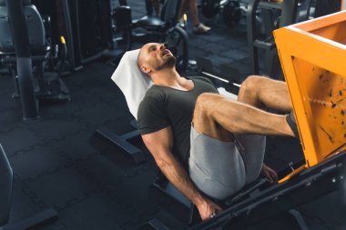 Bacak egzersizi zamanı, spor salonunda çalışan bir adam. Yüksek kalite fotoğraf