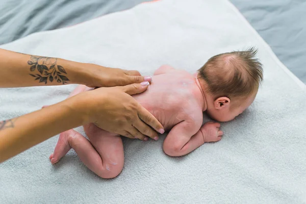 Tattooed Unrecognizable Caucasian Person Giving Back Massage Baby Boy Changing — Stock Photo, Image