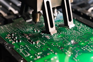 PCB baskılı devre kartına yüzeydeki SMD aygıtı ile bağlanmış küçük elektrosyal bileşenler. Modern teknoloji. Yatay yakın plan çekim. Yüksek kalite fotoğraf