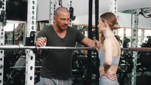 Twee Mannelijke Vrouwelijke Sportschool Vrienden Rusten Door Gewicht Staan Gewichtheffen — Stockvideo