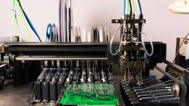 PCB baskılı devre kartının parçalarını birleştirme sürecinde SMD yüzey montajı teknolojisi cihazı. Yatay çekim. Yüksek kalite fotoğraf