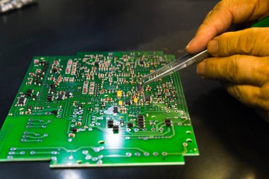 Yazılı çoklu kablo bağlantıları olan baskı devresi üzerinde elektronik bileşenlerin ve mikro devrelerin elle montajı. Elektronik İmalat Hizmetleri. Yüksek kalite fotoğraf