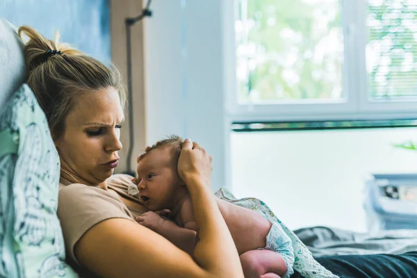Sarışın Beyaz Anne Yeni Doğmuş Bebeğinin Göğsüne Yaslanmış Endişeli Bir — Stok fotoğraf