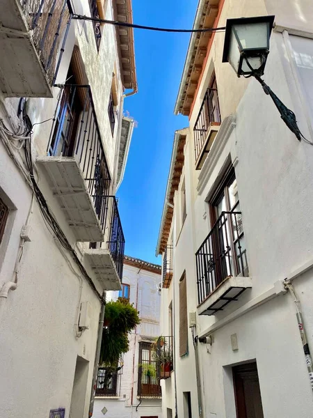 Uma Rua Estreita Encantadora Cheia Edifícios Brancos Granada Andaluzia Espanha — Fotografia de Stock