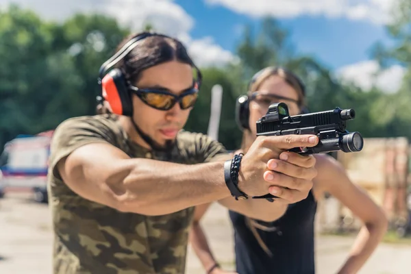 Bearded Man Equipment Holding Pistol Collimator Torch Practicing Target Shooting — Stock Photo, Image