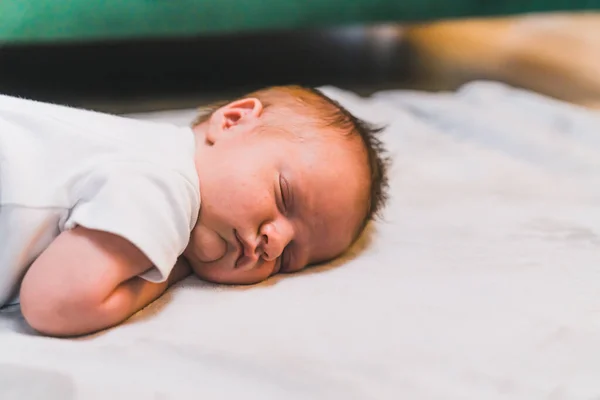 Enfant Garçon Caucasien Shirt Blanc Dormant Profondément Sur Dos Tête — Photo