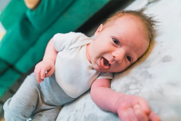 Expressions Faciales Drôles Par Les Nouveau Nés Bébé Garçon Caucasien — Photo