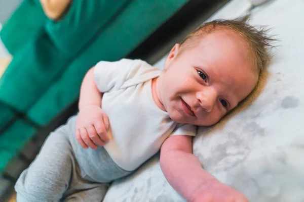 儿童发展概念 逗乐小白种人婴儿伸出手来对着相机笑 临时的婴儿衣服 高质量的照片 — 图库照片