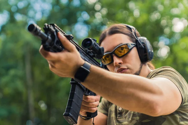 Caucasian Man Protective Eyeglasses Headphones Practicing Black Rifle Shooting Range — Stock Photo, Image