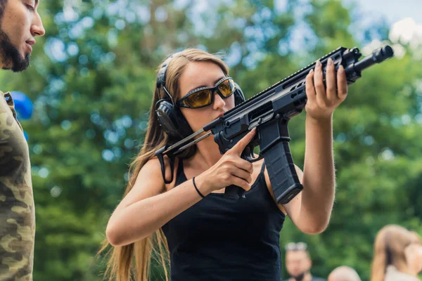 Confident Caucasian Woman Long Hair Practicing Aiming Black Rifle Instructor — Stock Photo, Image