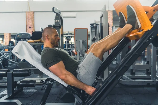 Man Doing Exercise Leg Press Fitness Training Gym Full Shot — Stock Photo, Image