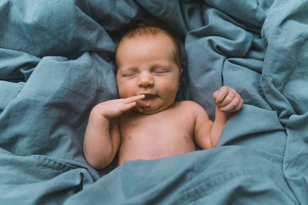 Enfant Caucasien Dormant Dans Des Draps Bleus Moelleux Tenant Main — Photo