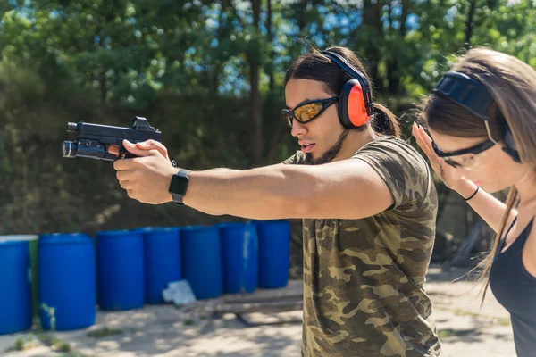 Male Instructor Showing Girl How Hold Pistol Collimator Torch Correctly — Stock Photo, Image