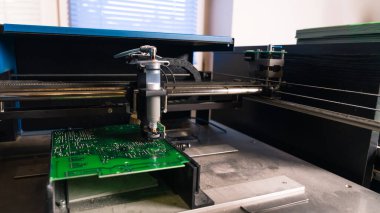 PCB baskılı devre kartının yüzeyinde çalışan lehim macunu makinesi. Makine üretimi. Modern teknoloji. Yatay çekim. Yüksek kalite fotoğraf
