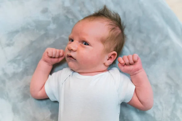 Bébé Garçon Aux Cheveux Bruns Mignons Allongé Sur Dos Sur — Photo