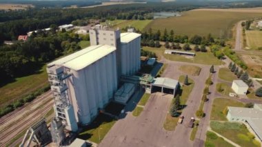 Lubycza Krolewska 'da tarım ürünleri dergileri. Tarlalar, ormanlar ve köyler. Geniş modern çiftlik manzarası. Gıda endüstrisi ve tarım. Yatay çekim. Yüksek kalite 4k görüntü
