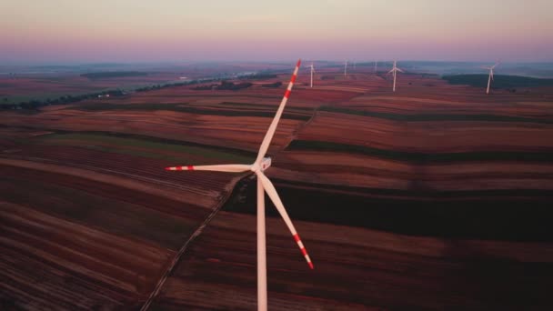 Enorme Wind Trubine Met Velden Achtergrond Kleurrijke Zonsopgang Hemel Met — Stockvideo