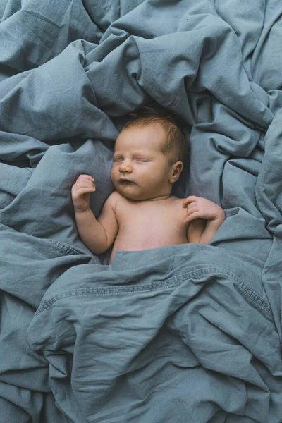 Bébé Garçon Blanc Dormant Dans Des Draps Bleus Avec Les — Photo