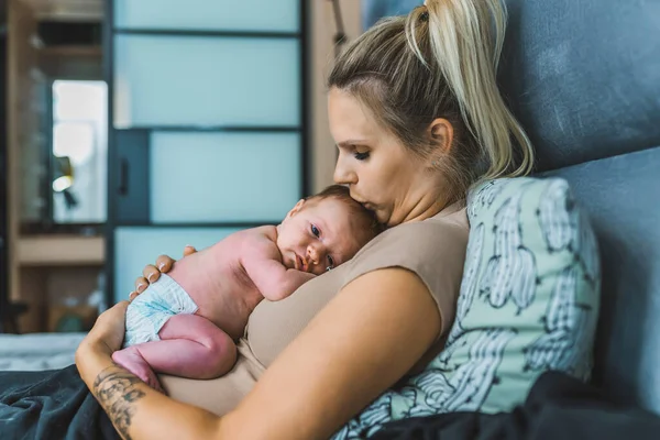 White Woman Blonde Hair Resting Bed Blanket Kissing Her Infant — Stock Photo, Image