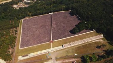Belzec Ölüm Kampı. Eski Nazi ölüm kampı yeşil ormanın ortasında harabe. Soykırım anıtı müzesinin kuş bakışı manzarası. Yatay çekim. Yüksek kalite 4k görüntü