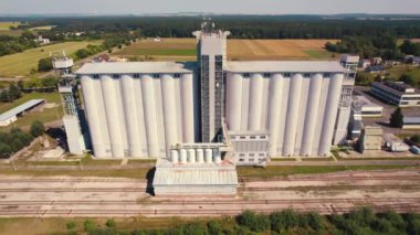 Lubycza Krolewska 'da tarım ürünleri dergileri. Tarlalar, ormanlar ve köyler. Geniş modern çiftlik manzarası. Gıda endüstrisi ve tarım. Yatay çekim. Yüksek kalite 4k görüntü