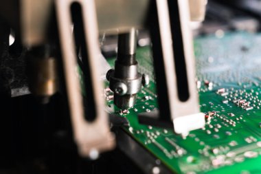 Kapalı çekim, yüzeye monte ve sabunlu bileşenleri bağlayan modern PCB 'yi oluşturma sürecini gösteriyor. Yüksek kalite fotoğraf