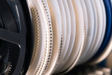 SMD elektronik parçaları olan birkaç beyaz bant SMD montaj makinesi ya da mühendis tarafından kullanılmayı bekliyor. Modern teknoloji. Yakın plan çekim. Yüksek kalite fotoğraf