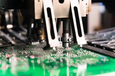 Montaj sırasında gelişmiş bir SMD makinesinin makro yakın çekim görüntüsü. Modern elektronik cihazların üretimi. Yüksek kalite fotoğraf