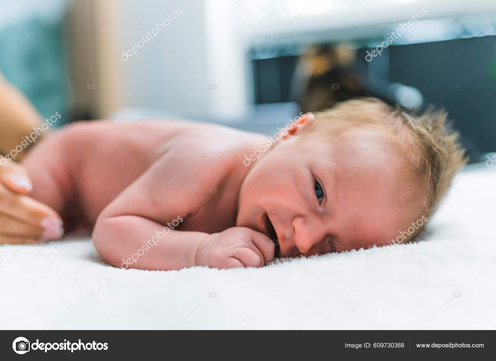 Retrato Del Bebe Recien Nacido Con Pelo Rubio Con Panal Foto de stock 609730368 PoppyPix
