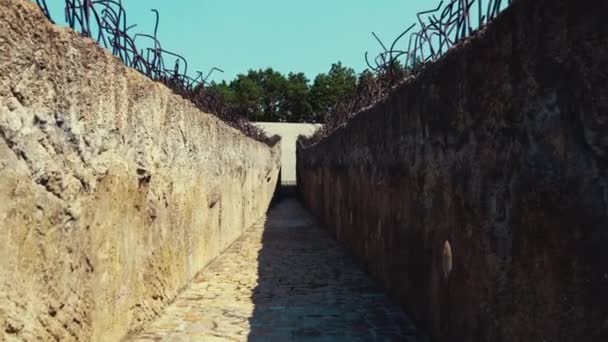 2022 Belzec Polen Nazi Vernietigingskamp Belzec Weerbestendige Stenen Muren Van — Stockvideo