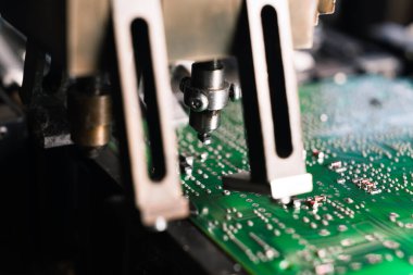 Modern teknoloji konsepti. Elektrik bileşenleri doğrudan PCB 'nin yüzeyine monte edildi. Kapalı mekanda yakın çekim. Yüksek kalite fotoğraf