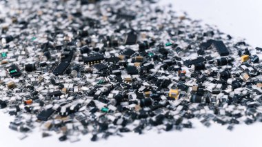 Beyaz arka planda sayısız dağınık elektronik bileşen var. Çeşitli elektronik cihazların elementleri. Modern elektrik konsepti. Yüksek kalite fotoğraf