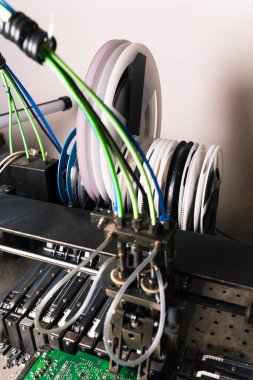 SDM montaj makinesinin beyaz bant ve SMD elektronik parçalarının basılı devre kartına bağlandığı bir bölümünün kapalı çekim görüntüsü. Yüksek kalite fotoğraf