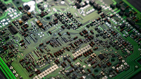 Detaylı PCB panosunun birçok farklı elektrik bileşeniyle yakın plan görüntüsü. Modern elektrikli cihazların kalbi. - Evet. Yüksek kalite fotoğraf