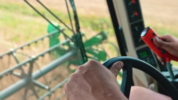 Αγνώριστο Καυκάσιο Αρσενικό Συνδυάζει Θεριστή Οδήγησης Της Γεωργικής Μηχανής Ένα — Αρχείο Βίντεο