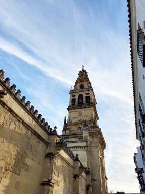 Güneşli bir günde Cordoba Camii Katedrali manzarası, İspanyol mimarisi, Endülüs, İspanya. Yüksek kalite fotoğraf