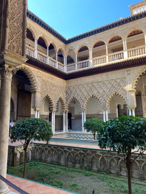 Alcazar Sarayı, ünlü Endülüs mimarisi, Sevilla, İspanya 'da eski bir Arap mekanı. Süslü kemer ve sütun. Yüksek kalite fotoğraf