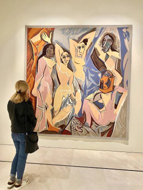 30.10.2021. Malaga, İspanya. Pablo Picassos 'un önünde duran sarışın kız Malaga' daki Picasso Musseum 'da Les Demoiselles dAvignon adlı en ünlü tablodur. Yüksek kalite fotoğraf