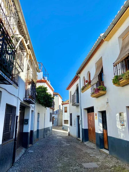 Granada Albaicin Quarter Rua Estreita Com Pequenas Varandas Bonitas Andaluzia — Fotografia de Stock
