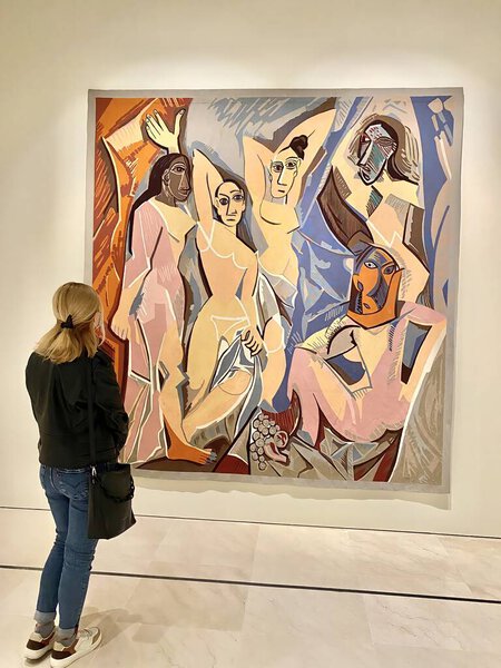 10.2021. Малага, Испания. блондинка, стоящая перед Пабло Пикассо одна из самых известных картин называется Les Demoiselles dAvignon в Picasso Musseum в Малаге. Высокое качество фото