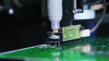 PCB baskılı devre kartının yüzeyi üzerinde çalışan makine lehim macunu sürüyor. Lehim macunu makinesi. Modern teknoloji ürünü. Yatay çekim. Yüksek kalite 4k görüntü