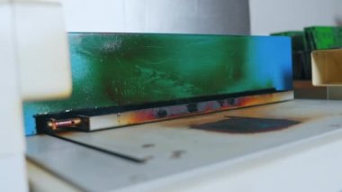 PCB baskılı devre kartında kullanılan lehimleme fırınını yenile. Elektrik bileşenleri monte ediliyor. Modern teknoloji. - Evet. Yüksek kalite 4k görüntü