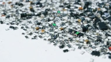 Dağıtılmış gümüş ve siyah elektronik parçalar ve devre kartının parçaları. Modern teknoloji. Yatay yakın plan çekim. Yüksek kalite 4k görüntü