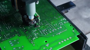 Lehim işleminde PCB 'nin basılı devre kartının yüzeyinde kullanılan dispanser makinesi. Lehim macunu. Toplanıyor. Modern teknoloji ürünü. - Evet. Yüksek kalite 4k görüntü