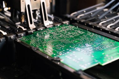SMD montaj makinesi tarafından üzerine yerleştirilen çeşitli elektrik bileşenleri için bir taban olarak yazdırılmış devre kartı. Yakın plan çekim. Yüksek kalite fotoğraf