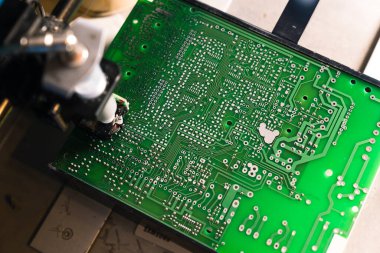 Profesyonel bir lehim macunu makinesinin üst görüntüsü. Çoklu SMD bileşenlerini lehimlemek için mükemmel bir yol. Yeşil PCB. Yüksek kalite fotoğraf