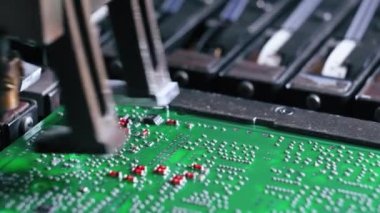PCB baskılı devre kartında elektriksel bileşenleri birleştiren SFD yüzey montajı cihazını kapat. Modern teknoloji. Yatay çekim. Yüksek kalite 4k görüntü