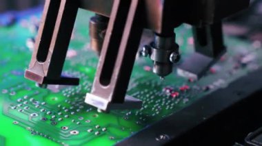 SMD yüzey montaj cihazı ile monte edilmiş elektrik bileşenli PCB 'nin yakın çekim görüntüleri. Hassas teknoloji. Yatay olarak. Yüksek kalite 4k görüntü