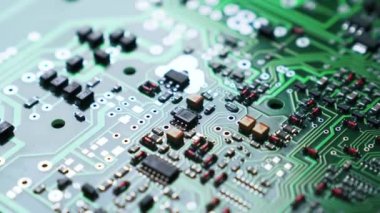 Yakın plan PCB baskı devre kartının elektriksel bileşenleri yüzeye monte edilmiş hali. Minyatür renkli parçalar. Modern teknoloji. Ayrıntılı olarak. Yatay çekim. Yüksek kalite 4k görüntü